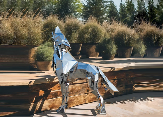 Moderne tuinversiering Grote wolfsculptuur van roestvrij staal