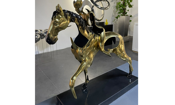 Het Messing van het huisdecor het Gieten de Opgepoetste Gouden Kleur van het Bronspaard Beeldhouwwerk