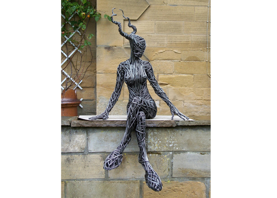 Moderne outdoor decoratieve roestvrijstalen draad vrouw beeldhouwwerk