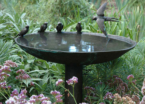 Goede prijs. Levensgroot metalen gieten bronzen vogelbadkom standbeeld buitensculptuur online