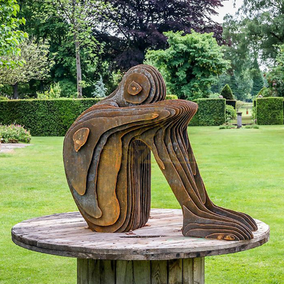 Moderne levensgrootte Tuin Metalen kunst Abstracte menselijke figuur Beeldhouwkunst In Corten staal Stijlvol Moderne metalen ambachten