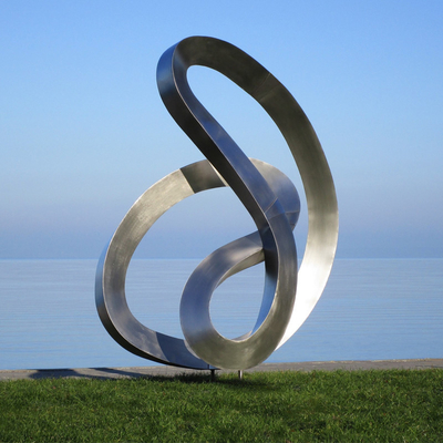 Gepoetste vloeibare lint sculptuur van roestvrij staal Hedendaagse reflectieve kunst voor luxe ruimtes