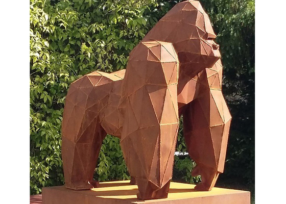 Levensgroot Rusty Corten Steel Gorilla Sculpture voor Openluchtdecoratie